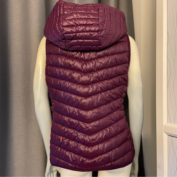 NWT super cute Old Navy thin puffer vest with hood in Blackberry colour. Size S - Picture 6 of 10